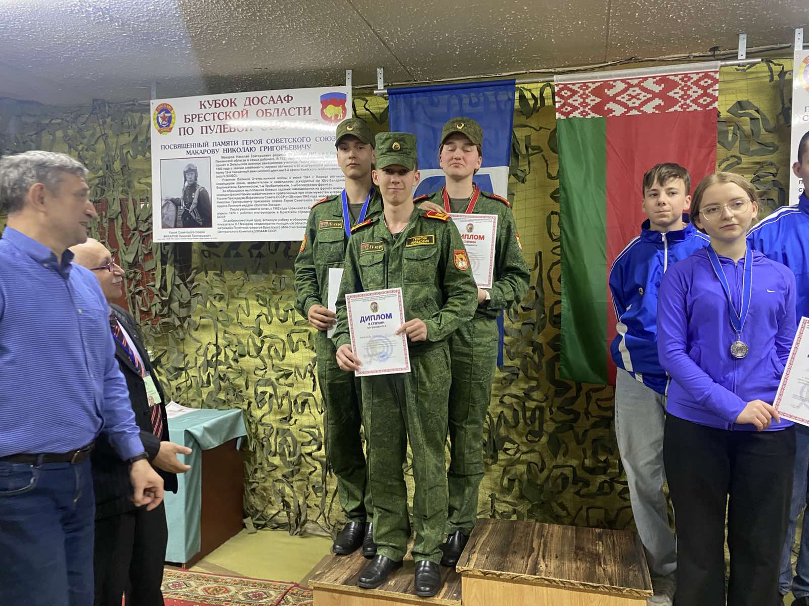 НА ПЬДЕСТАЛЕ!